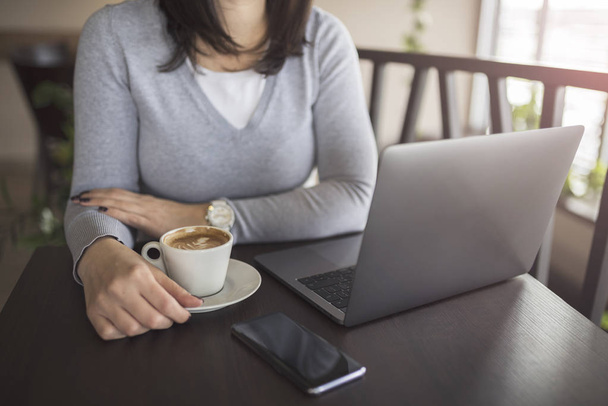 Kobieta biznesu w kawiarni z kawy i laptopa - Zdjęcie, obraz
