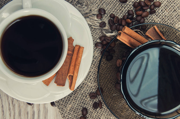 Две чашки утреннего ароматного кофе на деревянном столике с узором
 - Фото, изображение