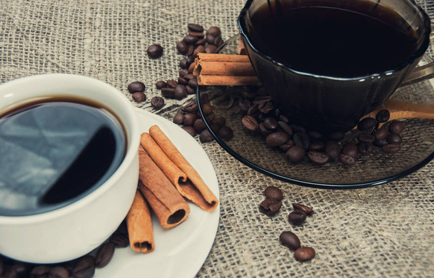 Две чашки утреннего ароматного кофе на деревянном столике с узором
 - Фото, изображение