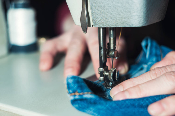 高齢者女性の裁縫師はミシンに取り組んで - 写真・画像