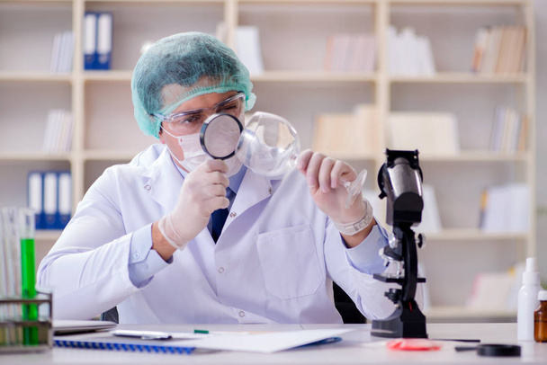 Investigador forense a trabalhar em laboratório em provas criminais - Foto, Imagem