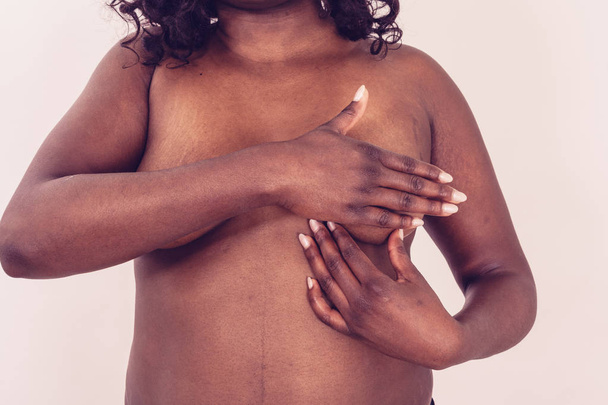 Czarna kobieta gropes jej piersi dla węzłów - Zdjęcie, obraz