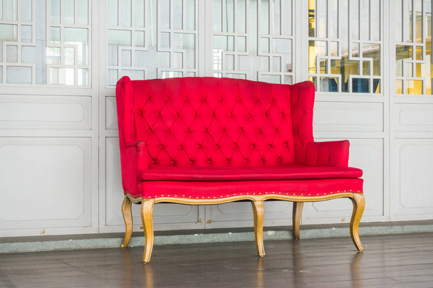 κόκκινο καναπέ vintage - Φωτογραφία, εικόνα