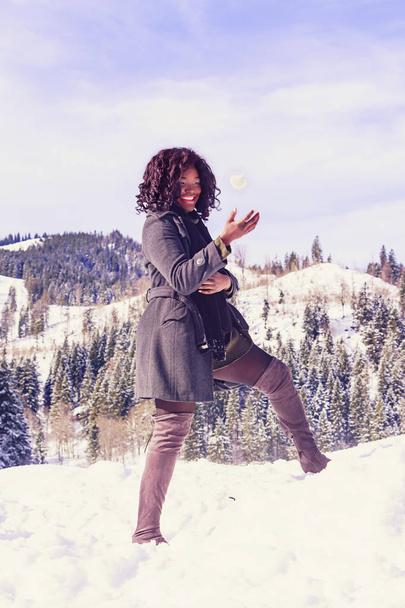 Модний зимовий одяг для жінок великого розміру і гарного настрою зі сніжинкою
 - Фото, зображення