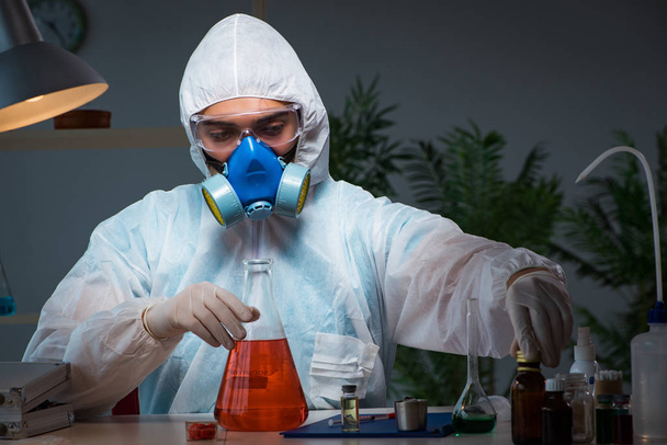 Les jeunes font travailler les scientifiques avec des substances dangereuses - Photo, image