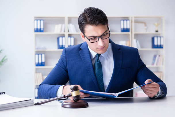 Jeune avocat juge assis dans le bureau - Photo, image