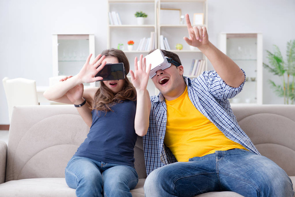 Молодая семья играет в игры с очками виртуальной реальности - Фото, изображение