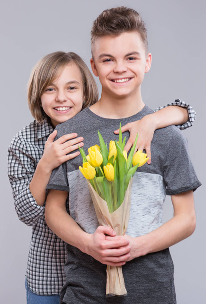 Tyttö ja poika kukkia
 - Valokuva, kuva