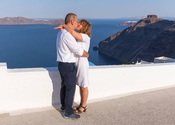 Romanttinen avioliitto ehdotus kauniilla Santorini saarella
 - Valokuva, kuva