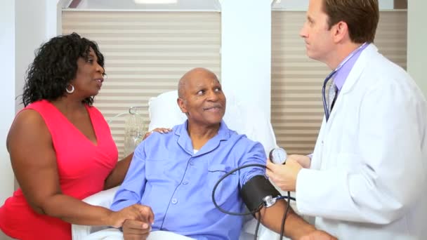 Personale medico che prende pressione sanguigna paziente
 - Filmati, video
