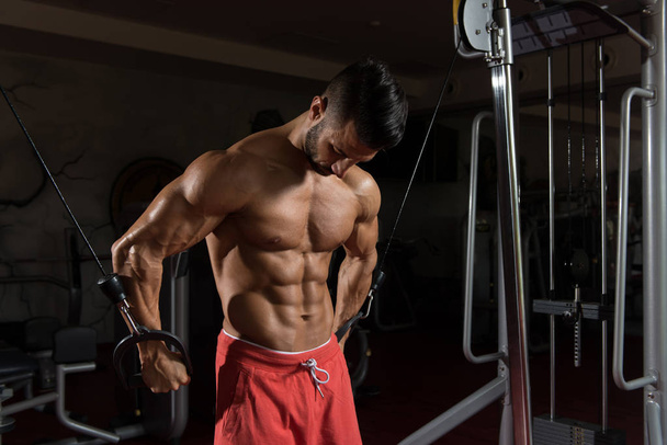 Young Man Exercising Chest In The Gym - Foto, immagini