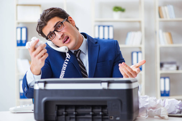 Бізнесмен злий на копіюванні машинних заклинань паперів
 - Фото, зображення