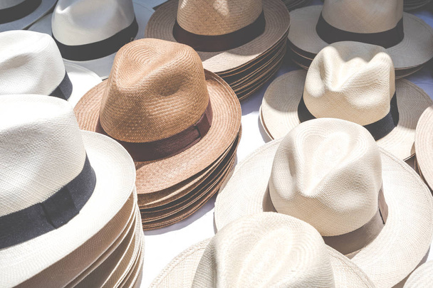 Handgefertigte Panamahüte auf dem traditionellen Outdoor-Markt. populär  - Foto, Bild