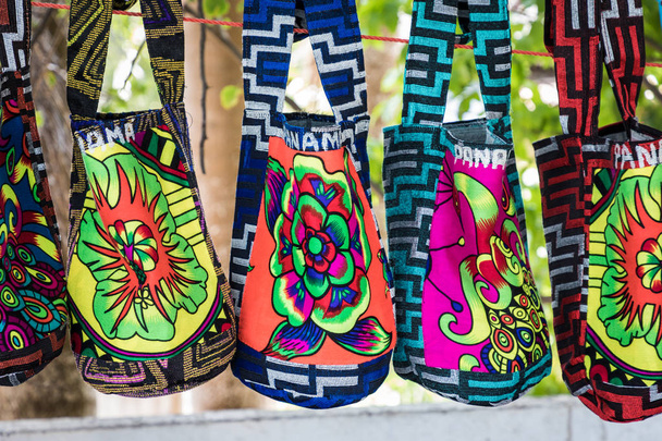 Уличная лавка с сувенирами ручной работы из Панамы
 - Фото, изображение