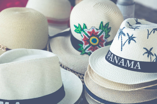Chapéus Panamá artesanais no tradicional mercado exterior. Popular
  - Foto, Imagem