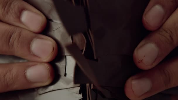 Mann reicht zerbrochene Schokoladenblätter in die Kamera - Filmmaterial, Video