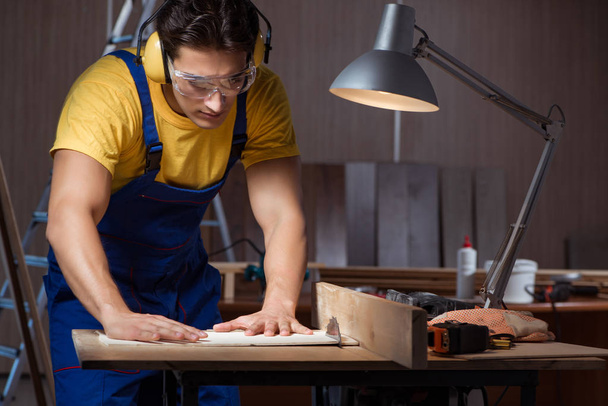 Εργάτης που εργάζεται σε εργαστήριο επισκευής ξύλου έννοια - Φωτογραφία, εικόνα