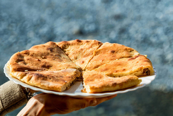 Kavkazský chlebový koláč s masem zblízka - Fotografie, Obrázek
