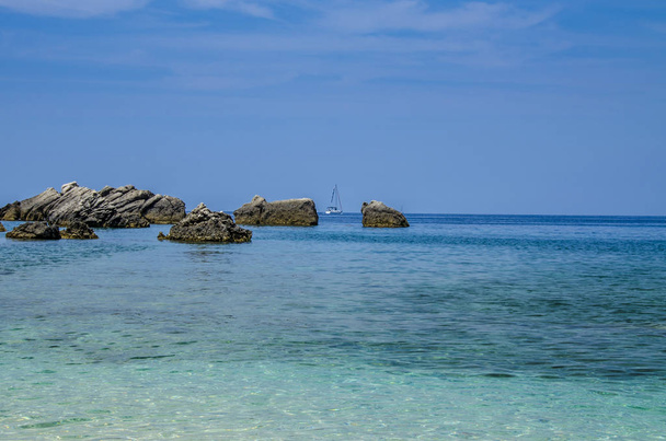 Kivet turkoosi meri jahti purjehtii niiden välillä - Sarakiniko Beach, Parga, Kreikka
 - Valokuva, kuva
