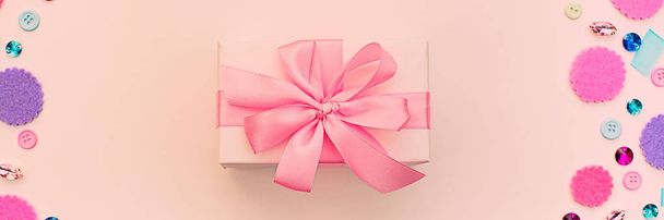 Banner Geschenkbox auf festlichem Pastell Hintergrund. - Foto, Bild