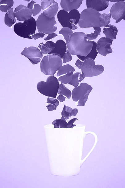 Levitující hrnek na kávu s okvětními lístky růží a srdcí. S - Fotografie, Obrázek