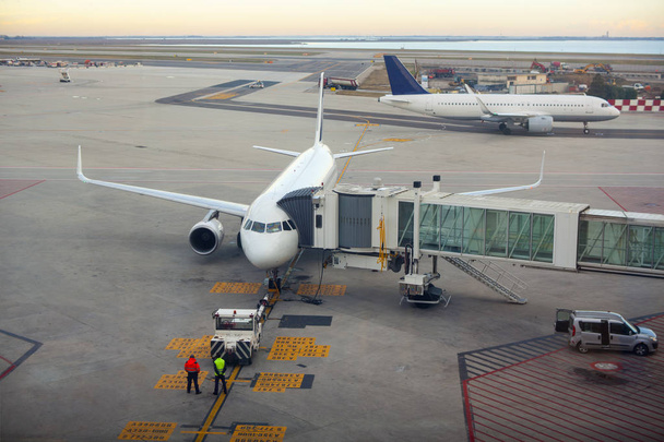 Vliegtuig bij de gate terminal - Foto, afbeelding