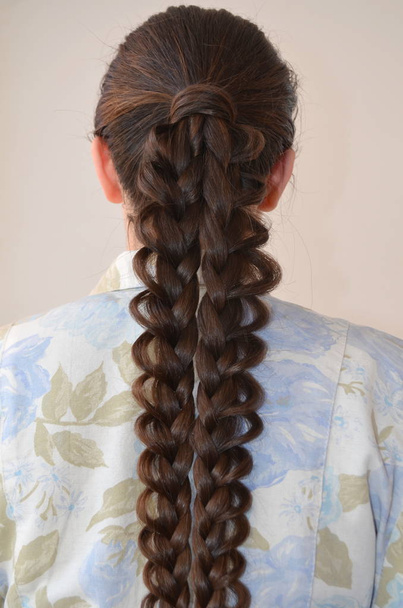  Openwork trança francesa, penteado com comprimento longo do cabelo
 - Foto, Imagem
