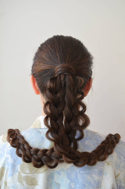  透かし彫りの三つ編み、髪の長い長さとヘアスタイル - 写真・画像