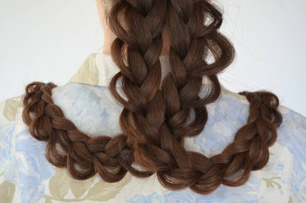  透かし彫りの三つ編み、髪の長い長さとヘアスタイル - 写真・画像