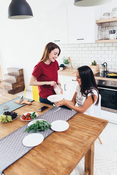 Frau isst mit ihrem Freund in Küche, - Foto, Bild