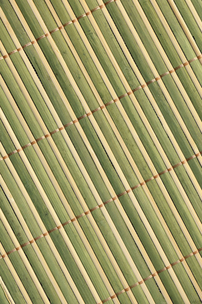 Verde rústico y amarillo manchado entrelazado listones bambú lugar Mat grueso Grunge textura
 - Foto, Imagen