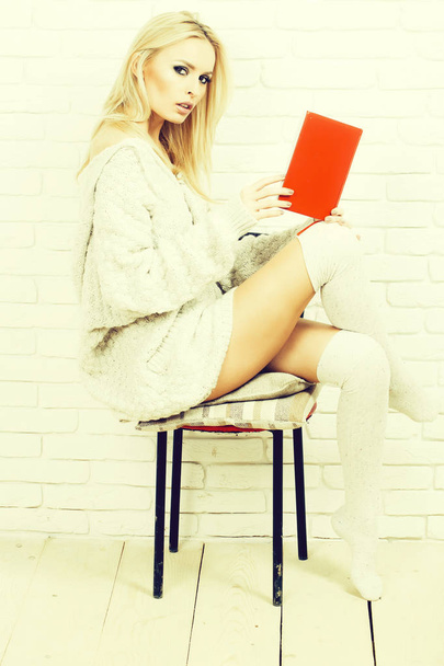 Pretty cute girl reads book - Zdjęcie, obraz