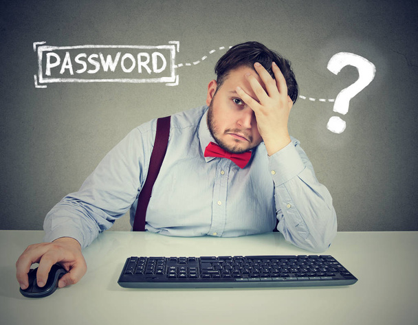 Відчайдушний чоловік намагається увійти в свій комп'ютер забутий пароль
   - Фото, зображення
