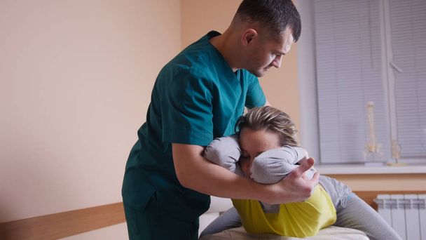 Atención médica para la columna vertebral - médico osteópata tiene terapia manual para las mujeres cuello
 - Foto, Imagen