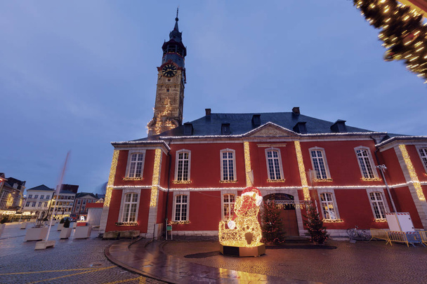 Piazza principale a Sint Truiden all'alba
 - Foto, immagini