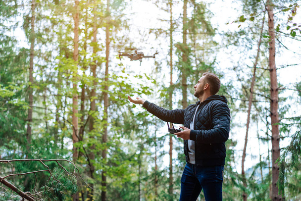guy starts a quadrocopter in the forest - Zdjęcie, obraz