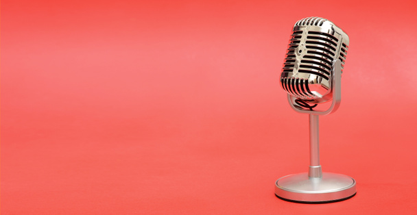 Ρετρό στυλ vintage μεταλλική μικρόφωνο σε κόκκινο φόντο πανό - Φωτογραφία, εικόνα