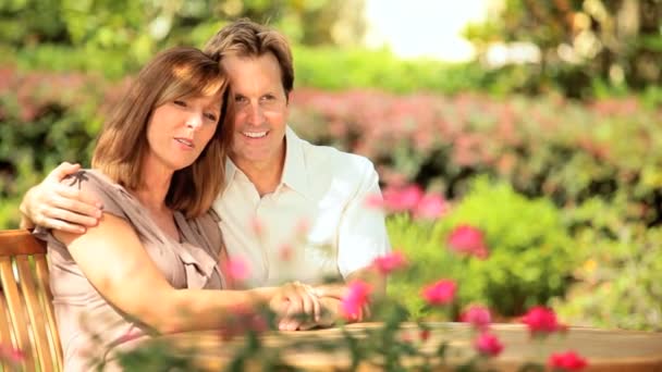 junges Paar genießt Garten im Sommer - Filmmaterial, Video