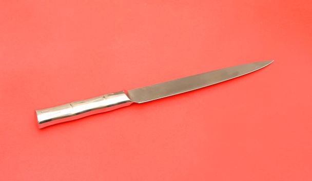 Gümüş Metal bıçak izole kırmızı zemin üzerine - Fotoğraf, Görsel