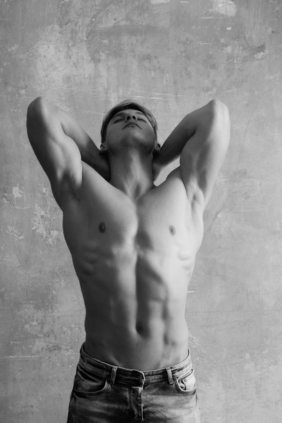 athlete man posing with strong, naked torso - Φωτογραφία, εικόνα
