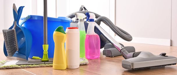 Variedad de botellas de detergente y productos de limpieza química - Foto, Imagen