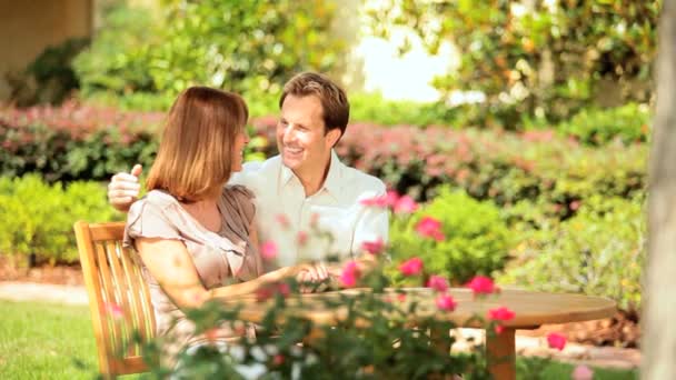 Jeune couple bénéficiant d'un jardin en été
 - Séquence, vidéo