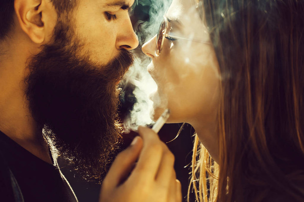 happy loving couple smoking - Foto, Bild
