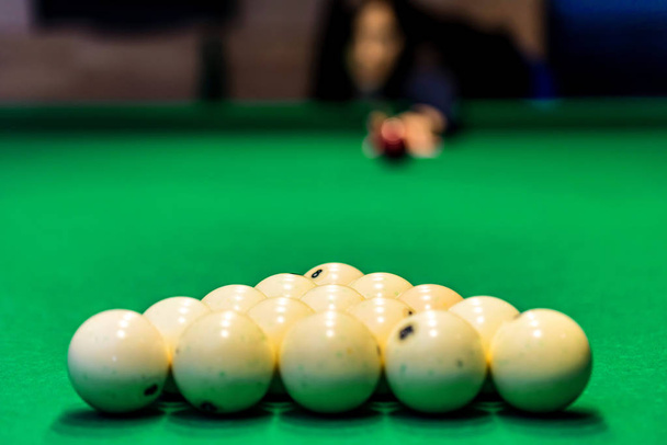 Blurred woman with cue plays pool - Foto, Imagem