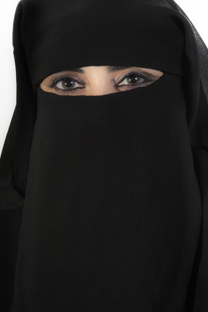 Portret van een Midden-Oosten vrouw een zwarte hijab dragen - Foto, afbeelding