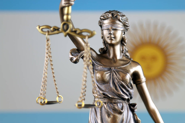 Símbolo de ley y justicia con Bandera Argentina. De cerca.
. - Foto, Imagen