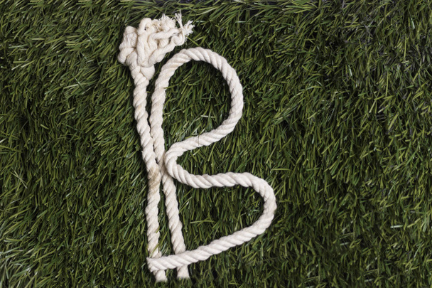 Канатный алфавит на траве. Буква B
 - Фото, изображение