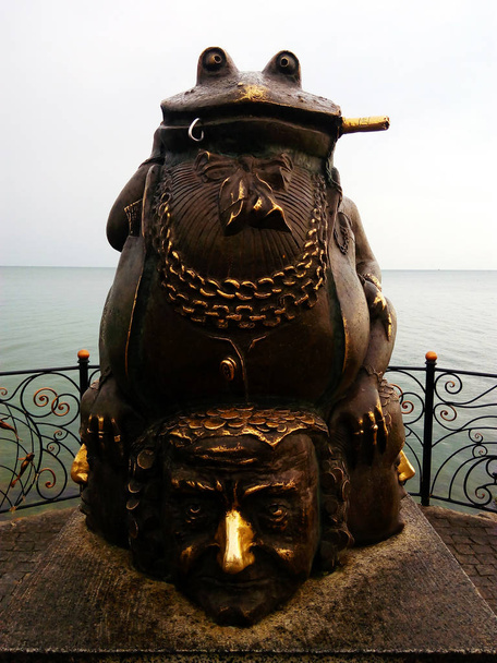 Monumento al sapo. Terraplén frente al mar de Berdyansk, Ucrania
. - Foto, Imagen