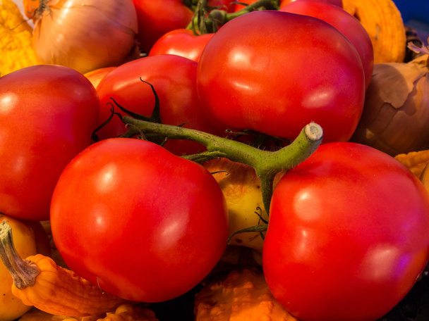tomaten in geweven mand - Foto, afbeelding