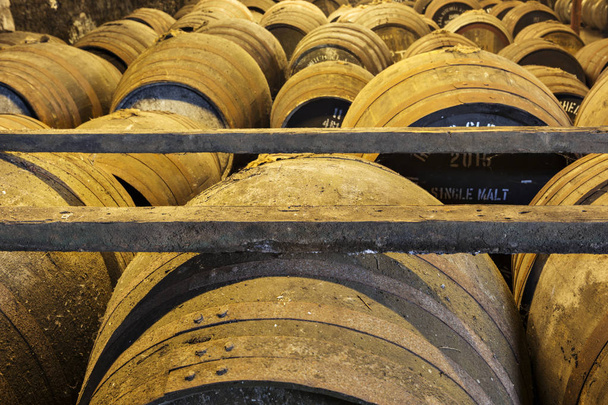 Affinamento vecchie botti di legno e botti in cantina presso distillatore di whisky
 - Foto, immagini